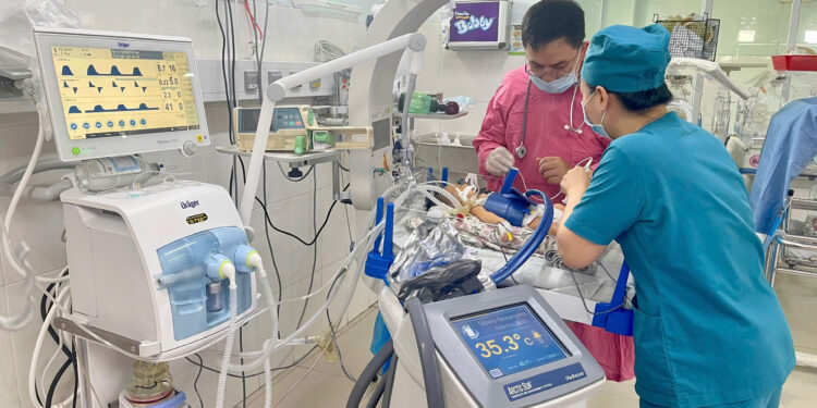 Hạ thân nhiệt chỉ huy: Bảo vệ não trẻ trong thời khắc sinh tử