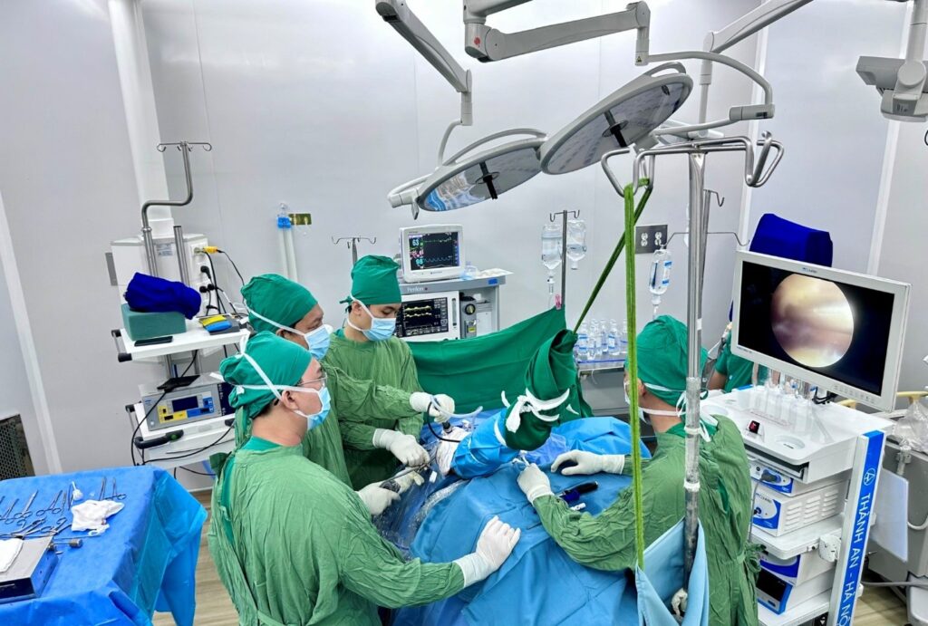 Khâu Rách Chóp Xoay Rách chóp xoay vai phẫu thuật nội soi khớp vai kỹ thuật Double-Row Trung tâm Chấn thương Chỉnh hình Khánh Hòa