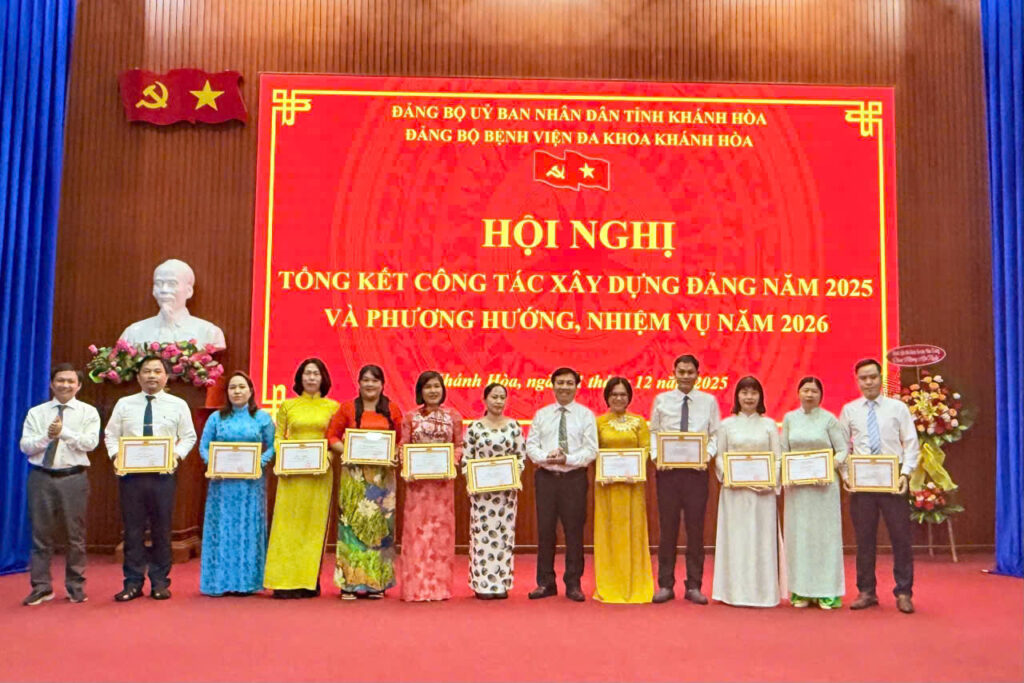 Đảng ủy Bệnh viện Đa khoa Khánh Hòa Tổng kết công tác Đảng 2025 Bệnh viện Đa khoa Khánh Hòa xây dựng Đảng bộ trong sạch vững mạnh khen thưởng đảng viên xuất sắc