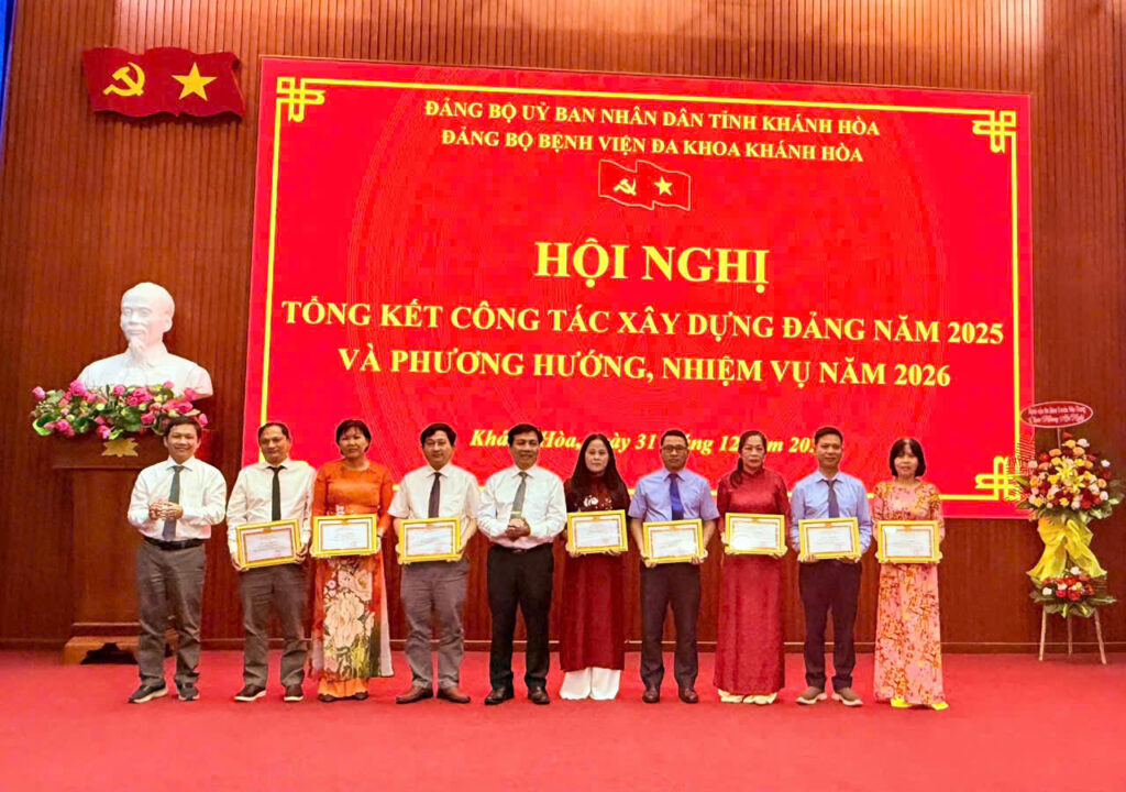 Đảng ủy Bệnh viện Đa khoa Khánh Hòa Tổng kết công tác Đảng 2025 Bệnh viện Đa khoa Khánh Hòa xây dựng Đảng bộ trong sạch vững mạnh khen thưởng đảng viên xuất sắc