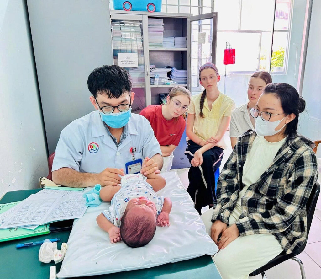 trẻ sơ sinh nguy cơ cao can thiệp sớm cho trẻ sinh non phát triển thần kinh trẻ sơ sinh Bệnh viện Đa khoa Khánh Hòa dấu hiệu bại não ở trẻ nhỏ