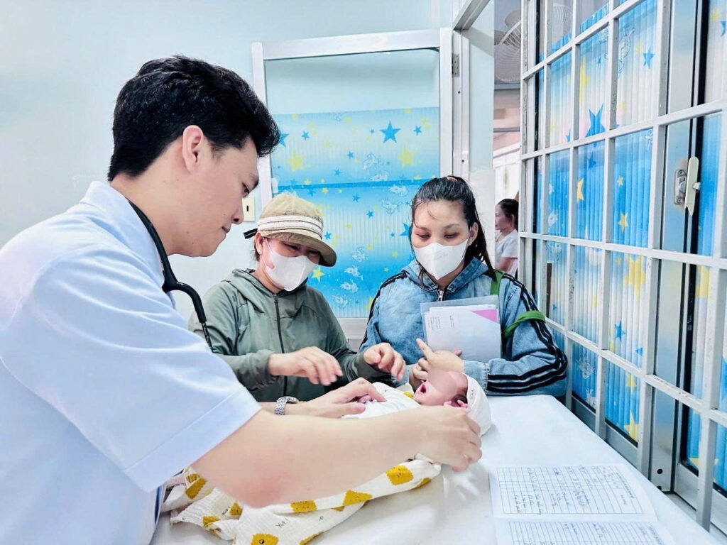 trẻ sơ sinh nguy cơ cao can thiệp sớm cho trẻ sinh non phát triển thần kinh trẻ sơ sinh Bệnh viện Đa khoa Khánh Hòa dấu hiệu bại não ở trẻ nhỏ
