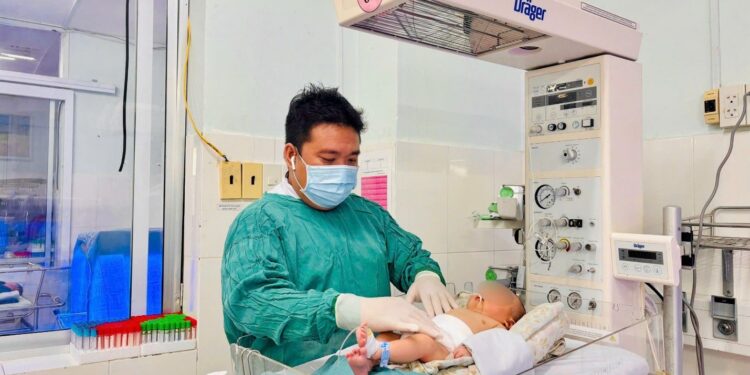 sơ sinh xoắn ruột xoắn ruột do ruột xoay bất toàn cấp cứu ngoại nhi sơ sinh nôn dịch xanh trẻ sơ sinh dấu hiệu whirlpool siêu âm