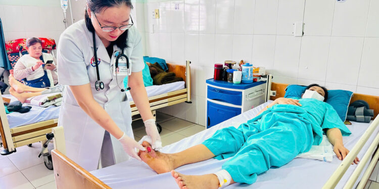 Viêm thân sống Viêm thân sống đĩa đệm loét bàn chân đái tháo đường phẫu thuật cột sống Bệnh viện Đa khoa Khánh Hòa