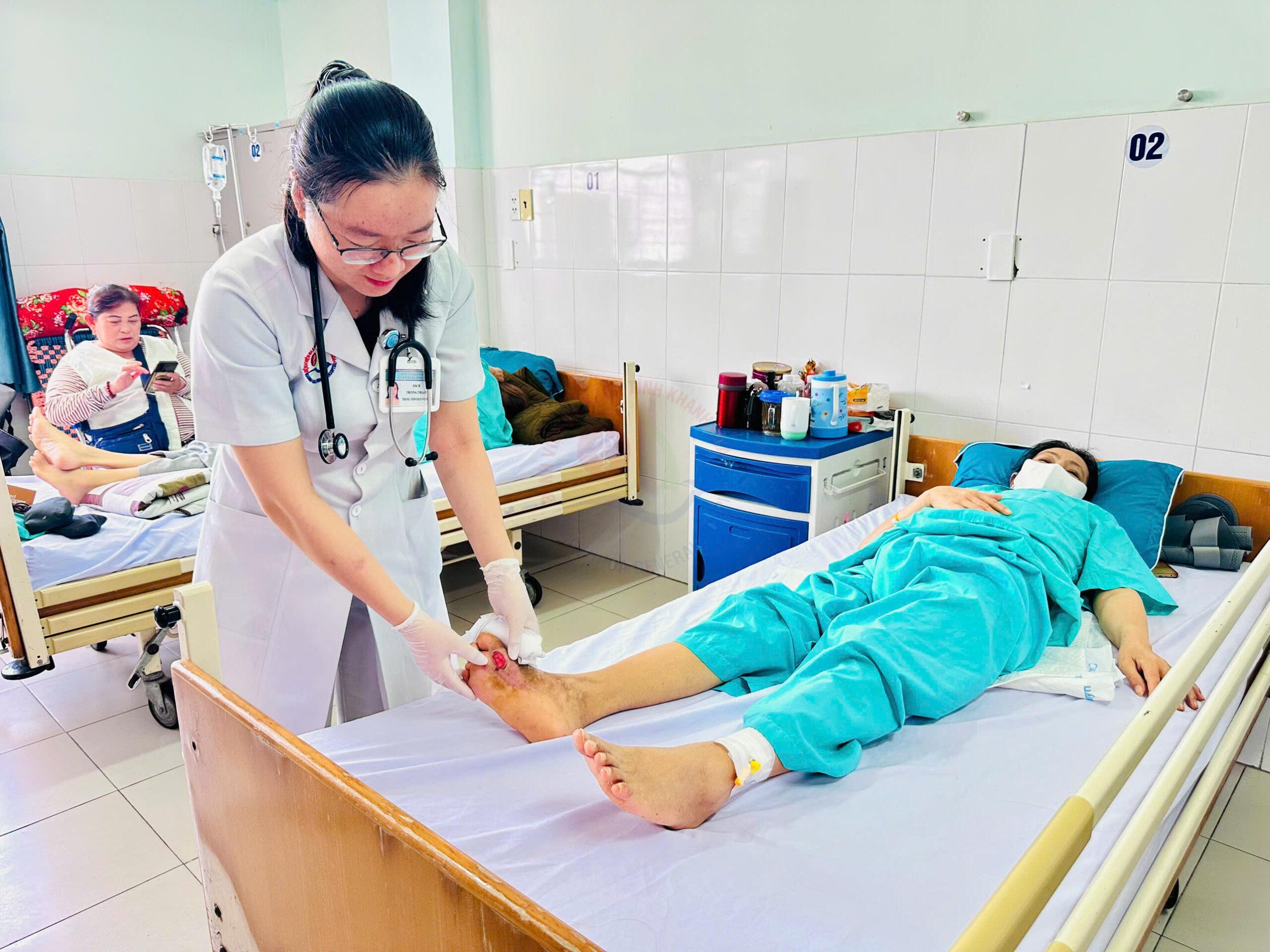 Viêm thân sống Viêm thân sống đĩa đệm loét bàn chân đái tháo đường phẫu thuật cột sống Bệnh viện Đa khoa Khánh Hòa