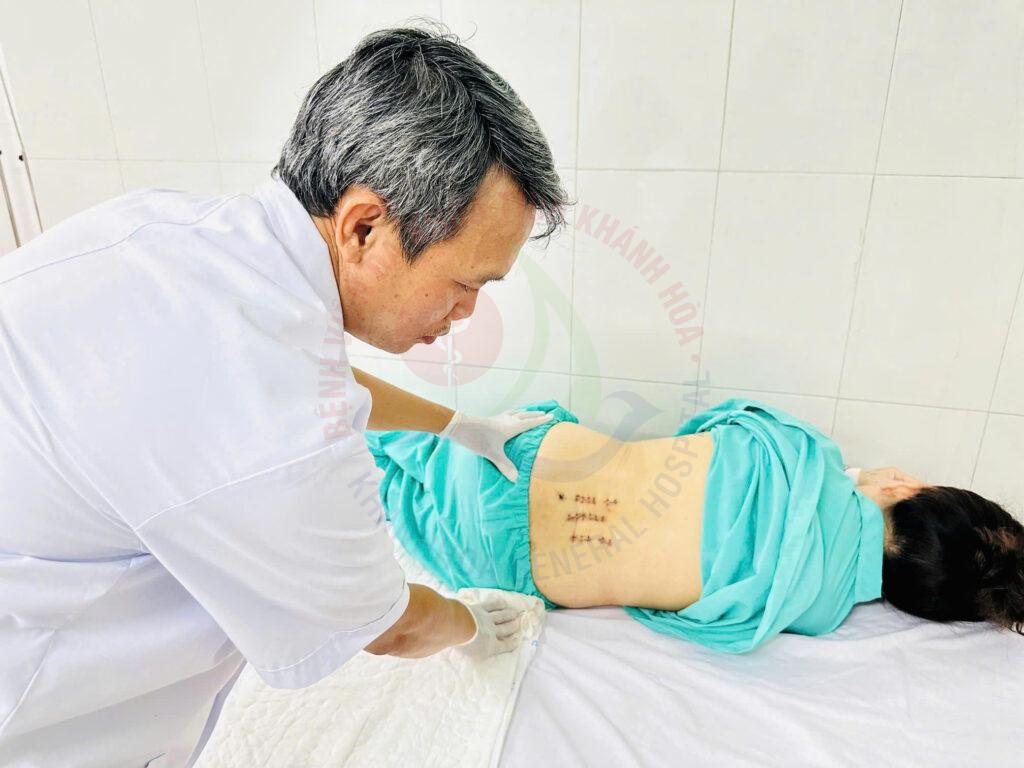 Phẫu thuật cột sống Trượt đốt sống thắt lưng thoát vị đĩa đệm phẫu thuật ít xâm lấn Khoa Ngoại Cột sống BVĐK Khánh Hòa Việt kiều chữa bệnh