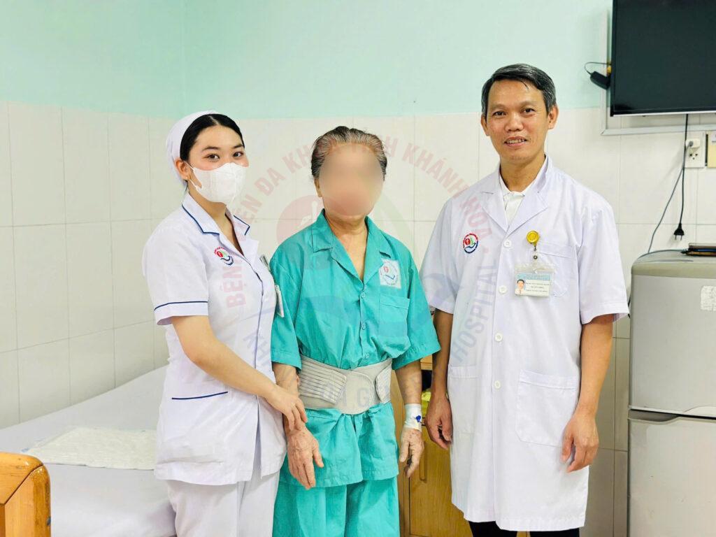 Phẫu thuật cột sống Trượt đốt sống thắt lưng thoát vị đĩa đệm phẫu thuật ít xâm lấn Khoa Ngoại Cột sống BVĐK Khánh Hòa Việt kiều chữa bệnh