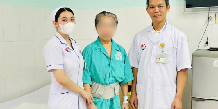 Phẫu thuật cột sống Trượt đốt sống thắt lưng thoát vị đĩa đệm phẫu thuật ít xâm lấn Khoa Ngoại Cột sống BVĐK Khánh Hòa Việt kiều chữa bệnh