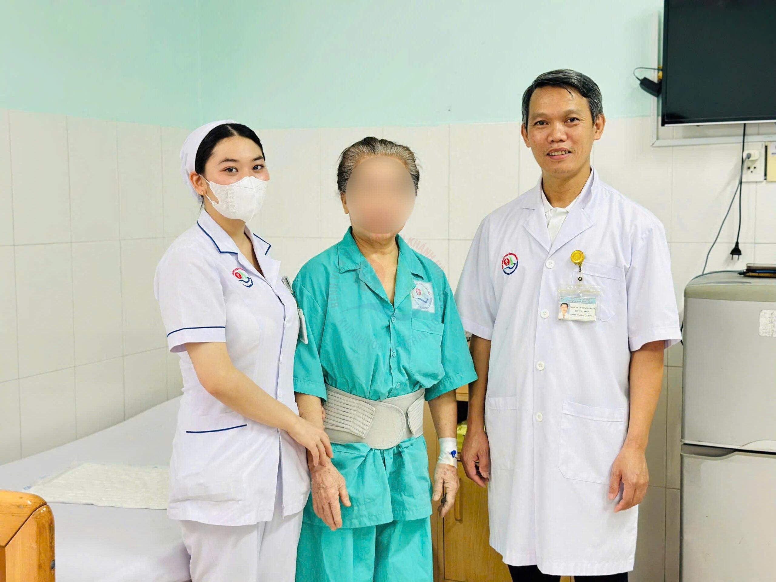 Phẫu thuật cột sống Trượt đốt sống thắt lưng thoát vị đĩa đệm phẫu thuật ít xâm lấn Khoa Ngoại Cột sống BVĐK Khánh Hòa Việt kiều chữa bệnh