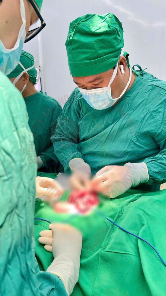 hở thành bụng Dị tật bẩm sinh phẫu thuật sơ sinh BVĐK Khánh Hòa hồi sức sơ sinh