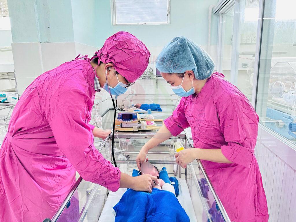 hở thành bụng Dị tật bẩm sinh phẫu thuật sơ sinh BVĐK Khánh Hòa hồi sức sơ sinh