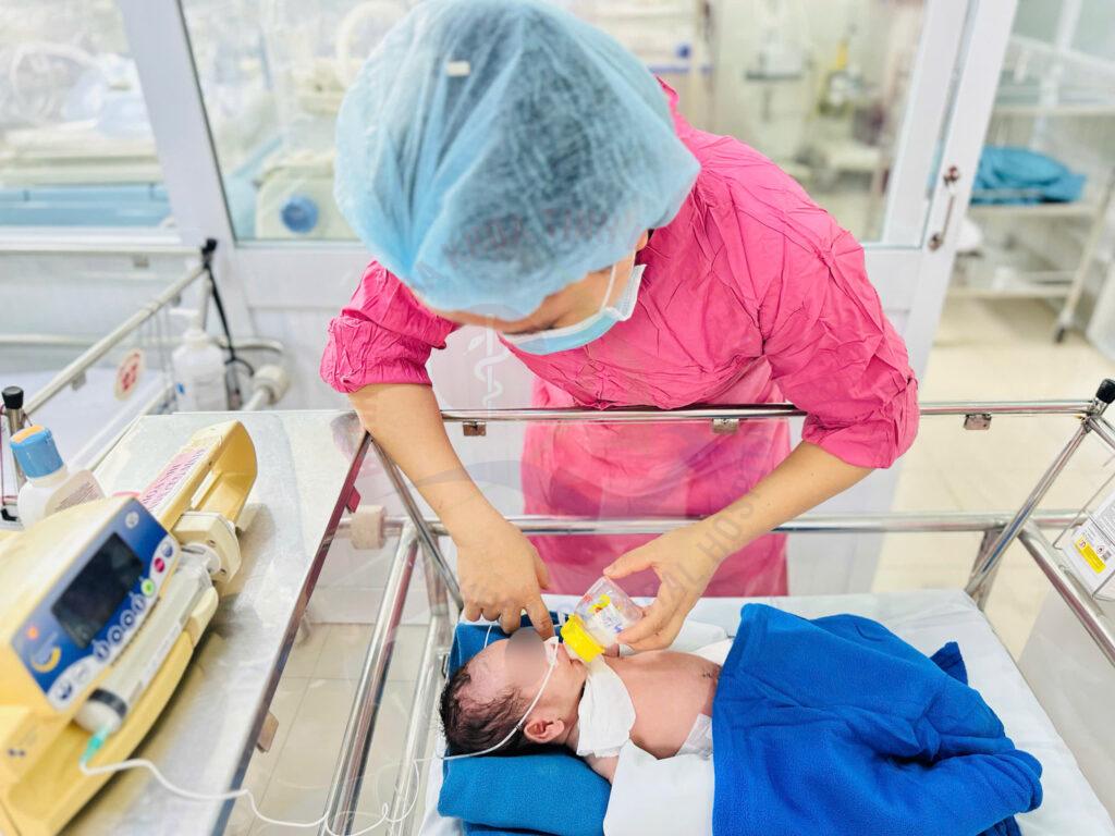 hở thành bụng Dị tật bẩm sinh phẫu thuật sơ sinh BVĐK Khánh Hòa hồi sức sơ sinh