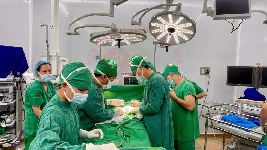 hở thành bụng Dị tật bẩm sinh phẫu thuật sơ sinh BVĐK Khánh Hòa hồi sức sơ sinh