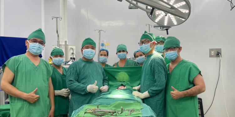 hở thành bụng Dị tật bẩm sinh phẫu thuật sơ sinh BVĐK Khánh Hòa hồi sức sơ sinh