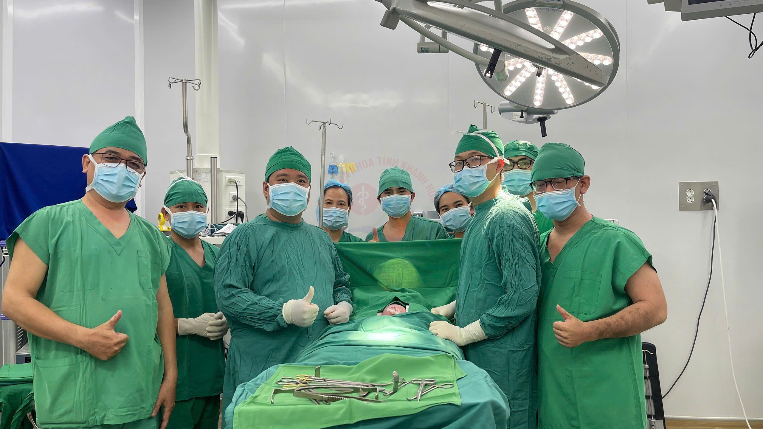 hở thành bụng Dị tật bẩm sinh phẫu thuật sơ sinh BVĐK Khánh Hòa hồi sức sơ sinh