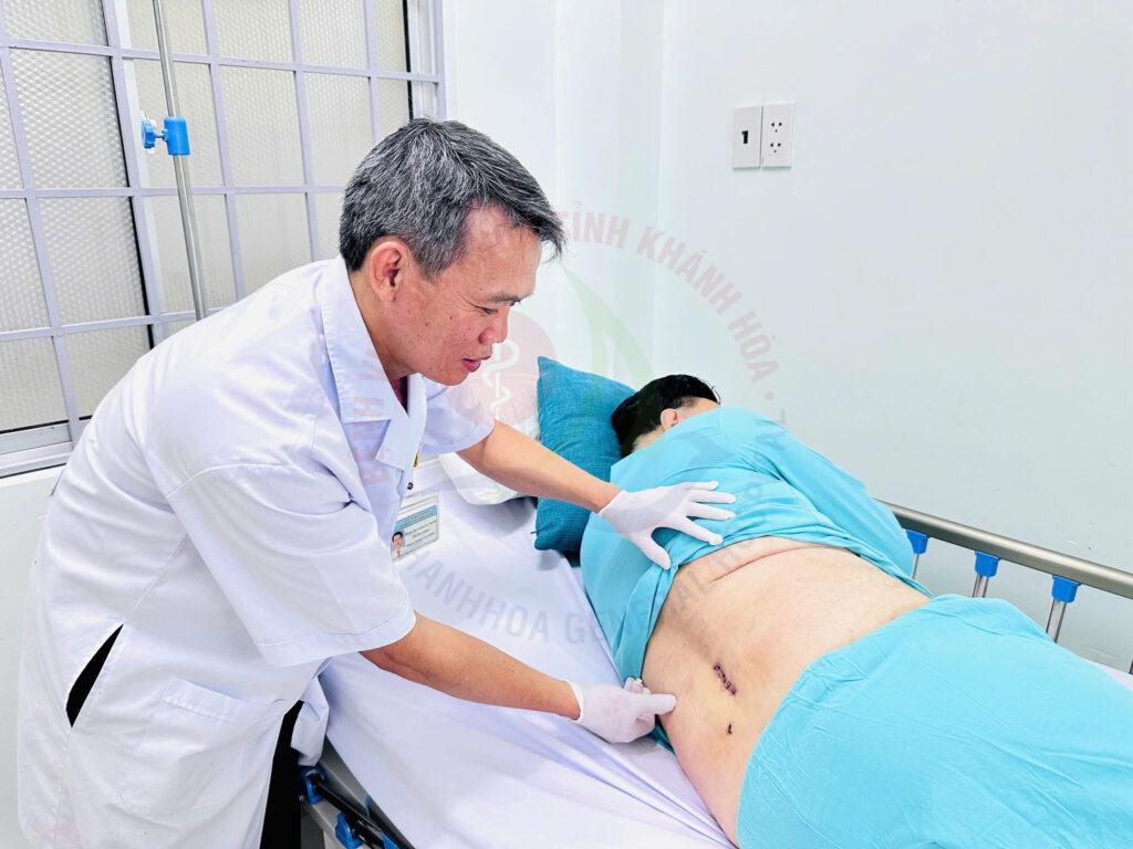 phẫu thuật cột sống thoát vị đĩa đệm hẹp ống sống khoa ngoại cột sống bệnh viện đa khoa khánh hòa điều trị đau lưng