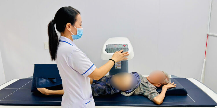 đo mật độ xương bệnh loãng xương đánh giá mật độ xương máy đo OsteoSys PRIMUS Bệnh viện Đa khoa Khánh Hòa khám loãng xương
