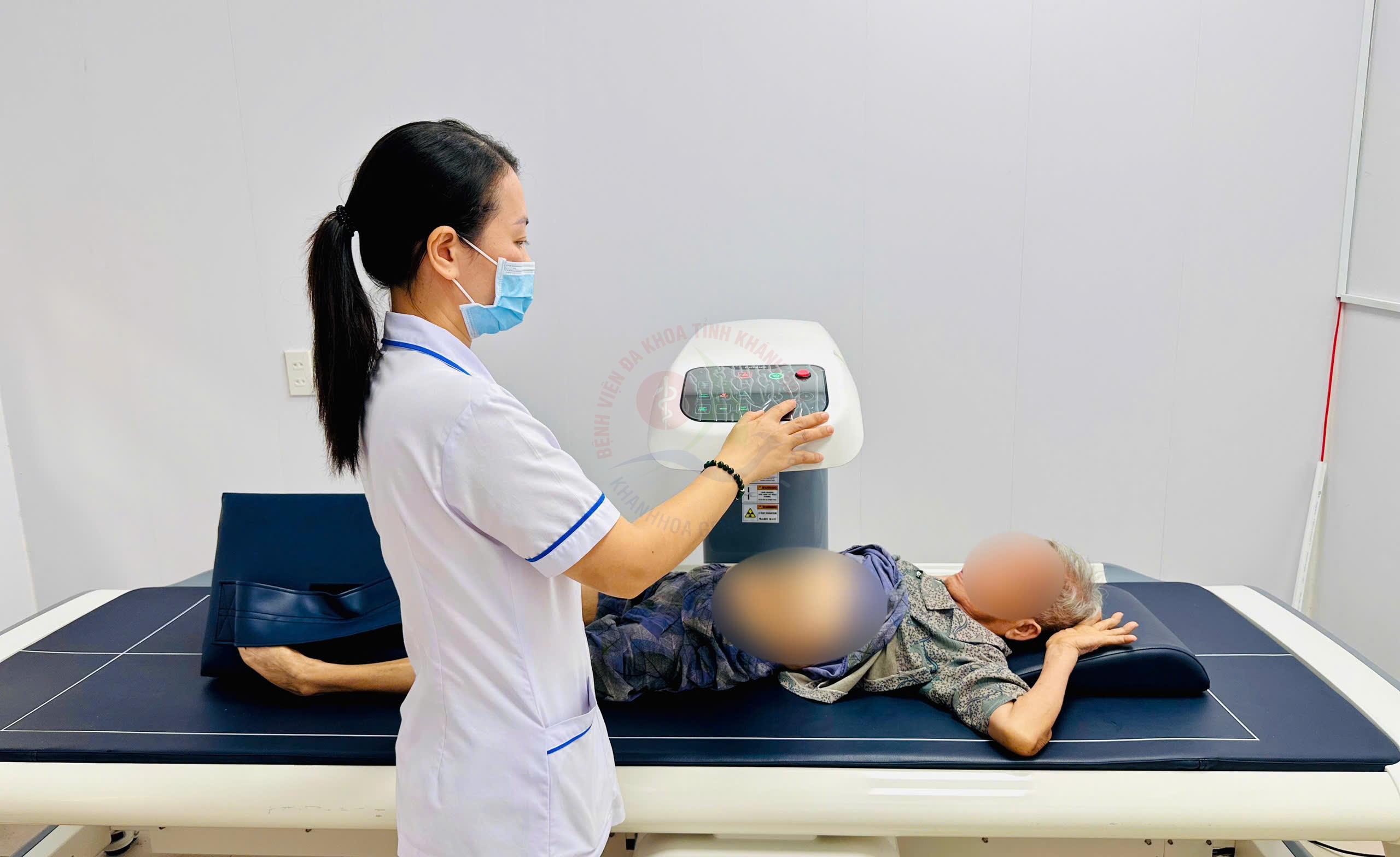 đo mật độ xương bệnh loãng xương đánh giá mật độ xương máy đo OsteoSys PRIMUS Bệnh viện Đa khoa Khánh Hòa khám loãng xương