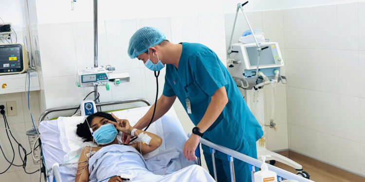 Kỹ thuật ECMO VA-ECMO ngộ độc Paracetamol Hồi sức tích cực chống độc Bệnh viện Đa khoa Khánh Hòa suy đa cơ quan