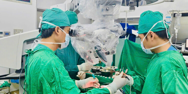 Co giật nửa mặt Phẫu thuật giải ép vi mạch dây thần kinh số VII điều trị co giật mặt Khoa Ngoại Thần kinh BVĐK Khánh Hòa