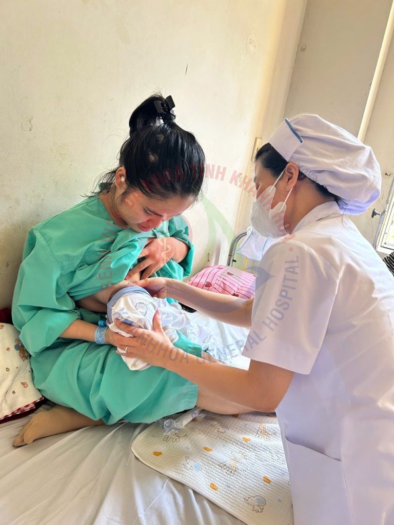 Làm mẹ an toàn Khoa Phụ sản BVĐK Khánh Hòa chăm sóc thai kỳ da kề da sau sinh vượt cạn an toàn bác sĩ sản khoa Khánh Hòa