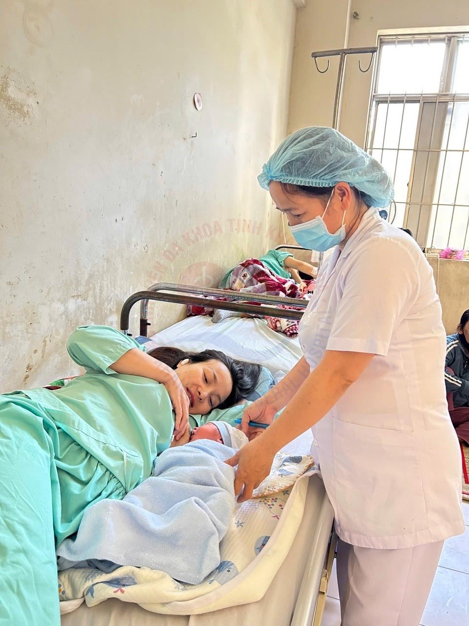 Làm mẹ an toàn Khoa Phụ sản BVĐK Khánh Hòa chăm sóc thai kỳ da kề da sau sinh vượt cạn an toàn bác sĩ sản khoa Khánh Hòa